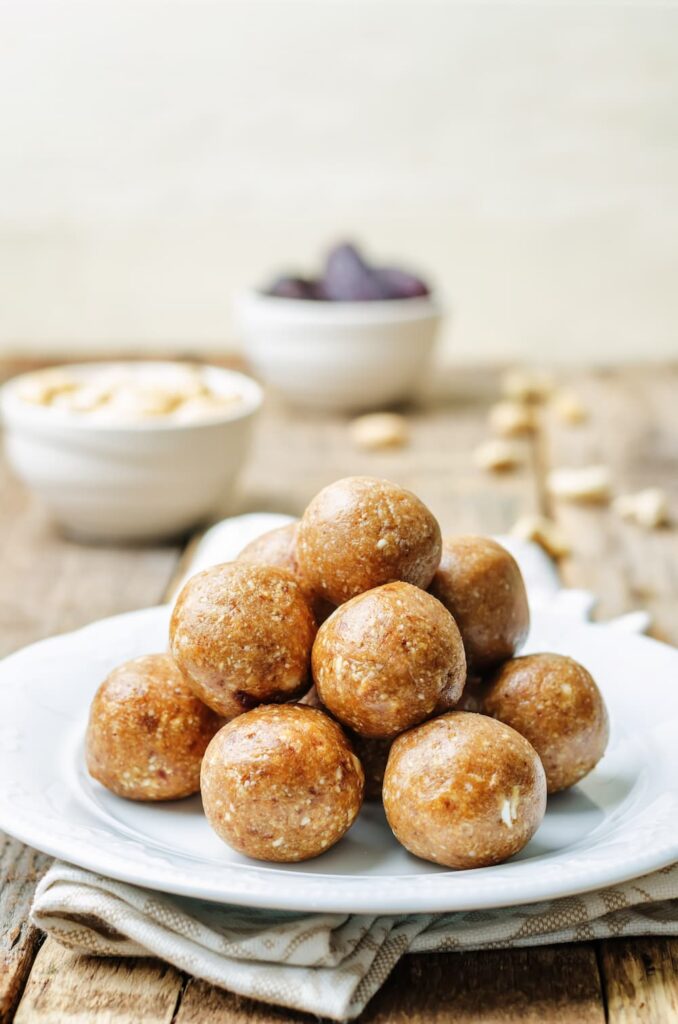 Einfache Energy Balls mit Cashews und Datteln