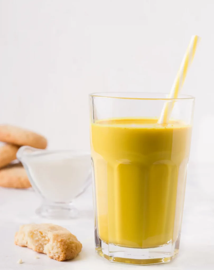 Goldene Milch mit Gerstengras